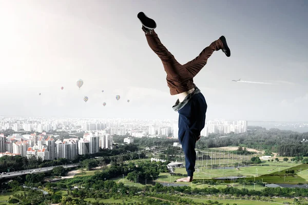 B-boy bei der Ausführung einiger Spielzüge. Gemischte Medien — Stockfoto