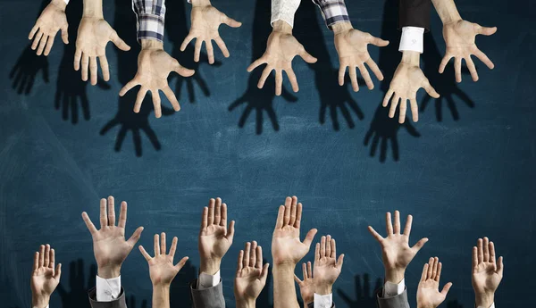 Skupina lidí vzestup rukou. Kombinovaná technika — Stock fotografie