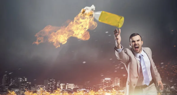Empresario lanzando una bomba de gasolina. Medios mixtos —  Fotos de Stock