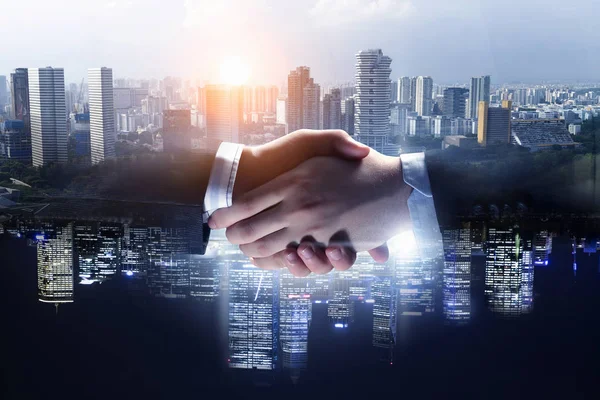 Ortaklar el sallıyor. Karışık teknik