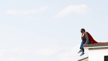 Şehir koruyucu bir kız. Karışık teknik