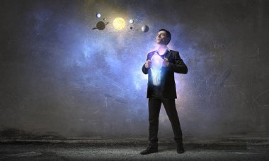 Onun süper gücü yok. Karışık teknik