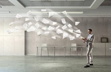 Yakışıklı meşgul işadamı notlar. Karışık teknik