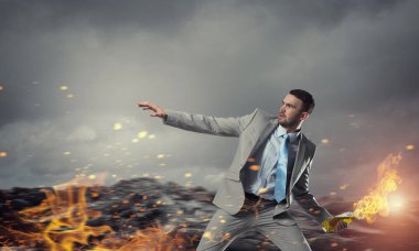 İşadamı atma benzin bomba. Karışık teknik