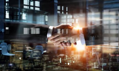 Ortaklar el sallıyor. Karışık teknik