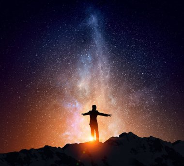 Yıldızlı gökyüzü karşı iş adamı. Karışık teknik