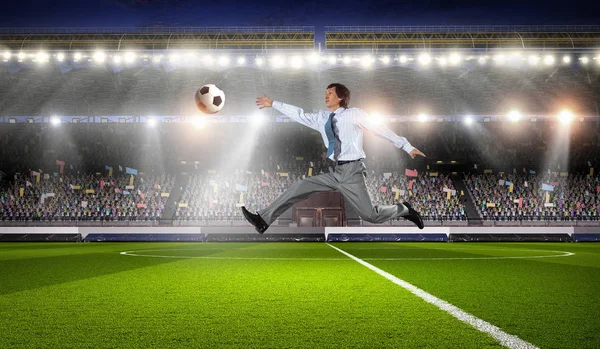 Geschäftsmann beim Fußballspielen. Gemischte Medien — Stockfoto