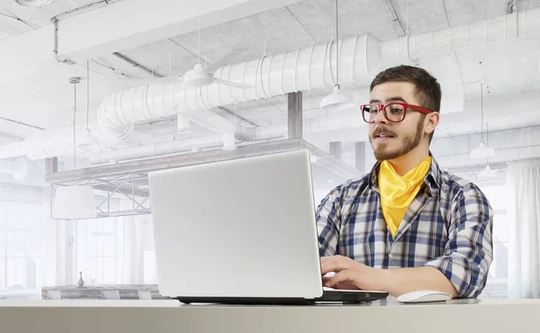 Hipster-Typ mit Laptop. Gemischte Medien — Stockfoto