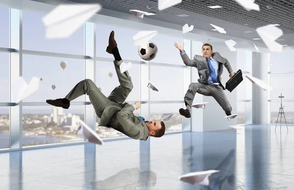 Jugando fútbol de oficina. Medios mixtos — Foto de Stock