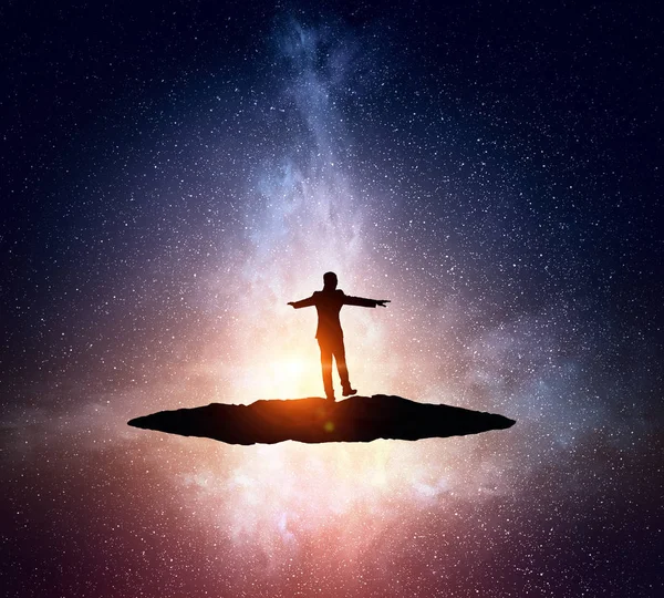 Yıldızlı gökyüzü karşı iş adamı. Karışık teknik