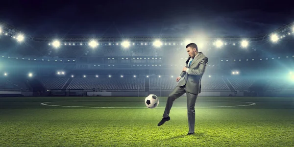 Empresário a jogar futebol. Meios mistos — Fotografia de Stock