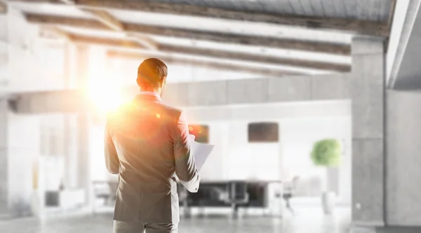 Geschäftsmann in seinem Büro. Gemischte Medien — Stockfoto