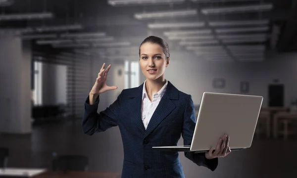 Vrouw met laptop in handen. Mixed media — Stockfoto