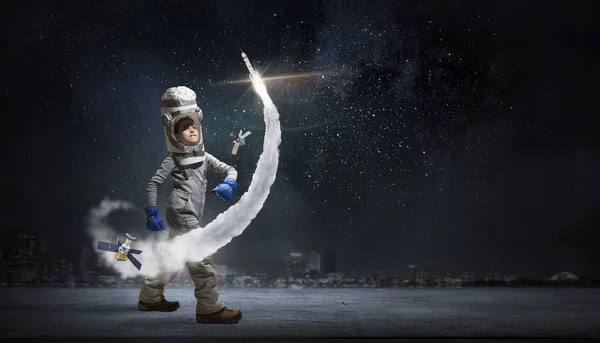 Quiere convertirse en astronauta. Medios mixtos —  Fotos de Stock