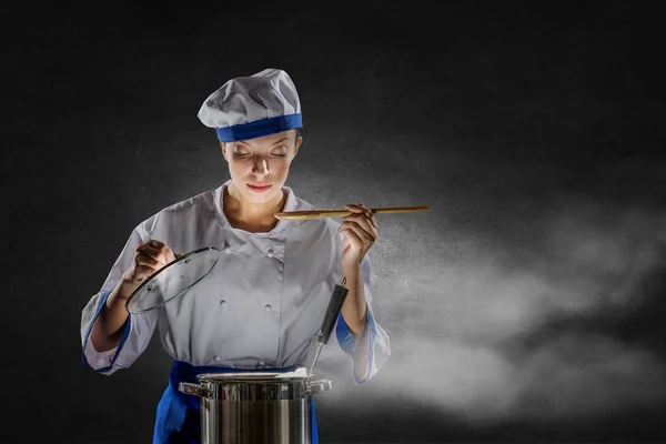 Hon är trollkarl som kock. Mixed media — Stockfoto