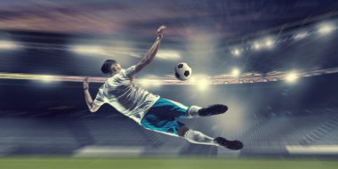 Saldırıda futbolcu. Karışık teknik