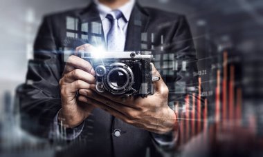 İşadamı alarak fotoğraf ile vintage fotoğraf makinesi. Karışık teknik