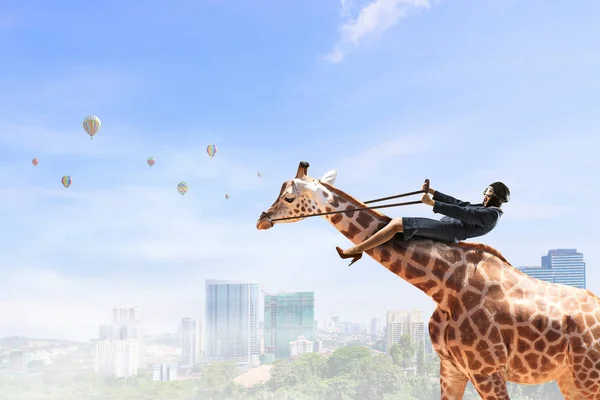 Frau reitet Giraffe. Gemischte Medien — Stockfoto