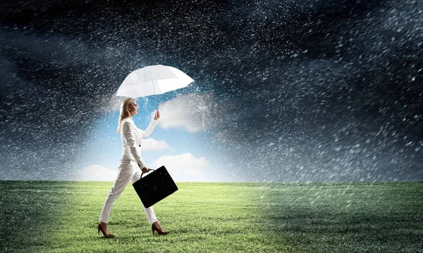 Affärskvinna med vitt paraply. Mixed media — Stockfoto