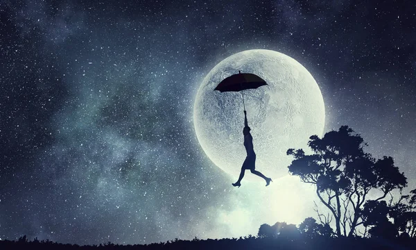 Uma mulher a voar de guarda-chuva. Meios mistos — Fotografia de Stock