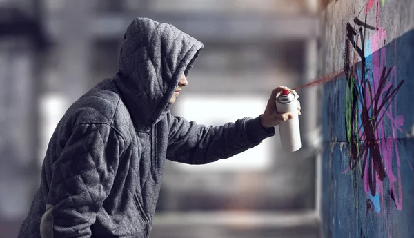 Um tipo a desenhar com spray. Meios mistos — Fotografia de Stock