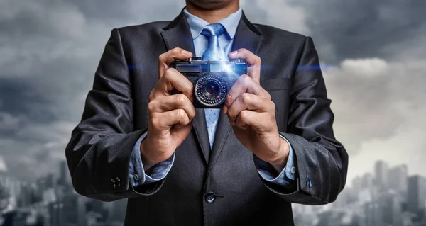 Homme d'affaires prenant des photos avec un appareil photo vintage. Techniques mixtes — Photo
