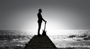 Zarif gitarist siluet. Karışık teknik