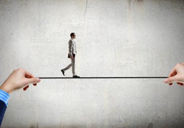 O kendinden emin ve riskli adam. Karışık teknik
