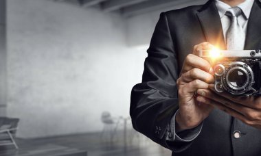 İşadamı alarak fotoğraf ile vintage fotoğraf makinesi. Karışık teknik