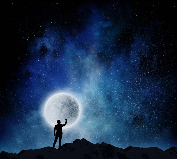 Uomo e luna piena. Mezzi misti — Foto Stock
