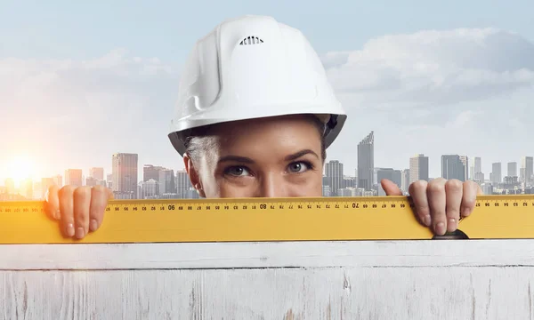 Builder kvinna att vidta åtgärder. Mixed media — Stockfoto