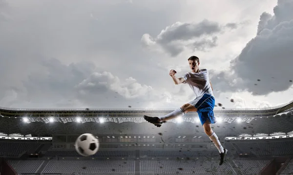 Fußballer in der Sportarena. Gemischte Medien — Stockfoto