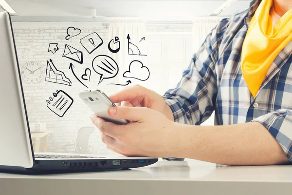 Hipster guy användning laptop. Mixed media — Stockfoto