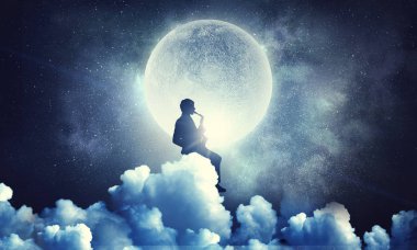 Romantik saksofoncu melodi oynarken. Karışık teknik