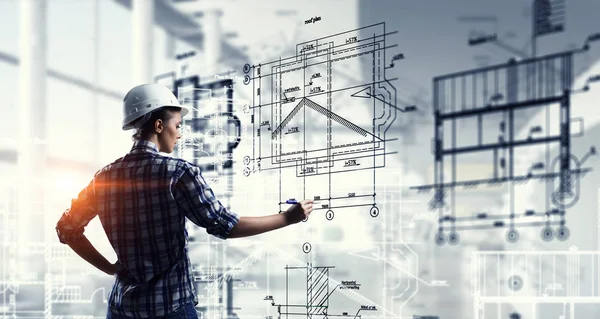 Строитель женского эскиза проекта. Смешанные медиа — стоковое фото