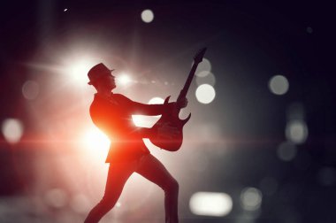 Zarif gitarist siluet. Karışık teknik