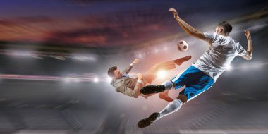 Saldırıda futbolcu. Karışık teknik