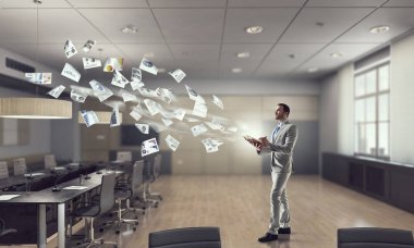 Yakışıklı meşgul işadamı notlar. Karışık teknik