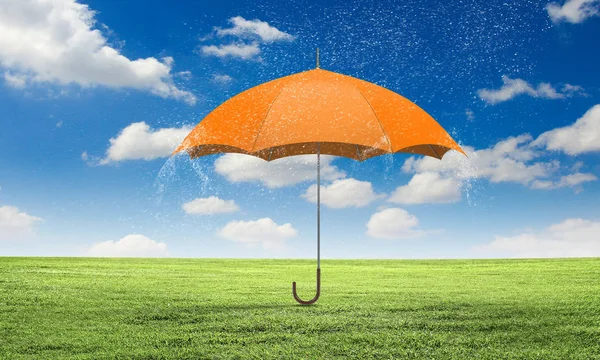 Színes esernyő égen. Vegyes technika — Stock Fotó