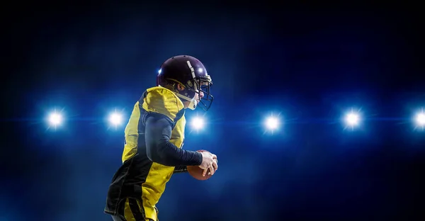 Un footballeur américain. Techniques mixtes — Photo