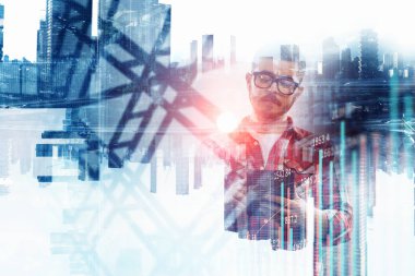 Hipster adam kullanma smartphone. Karışık teknik