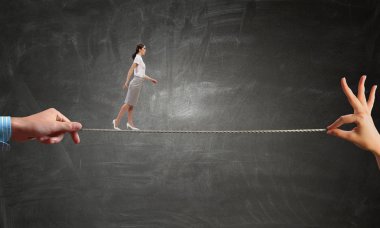 Kendinden emin ve riskli hanım kız. Karışık teknik