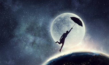 Şemsiye üzerinde uçan kadın. Karışık teknik