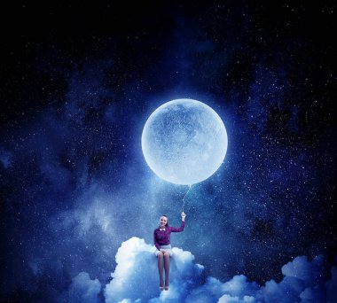 Bulut üzerinde oturan bir bayan. Karışık teknik