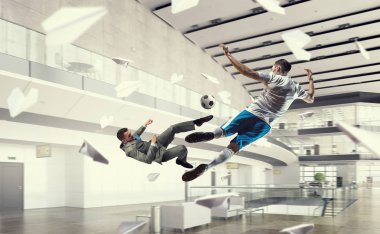 Ofiste futbol oynuyor. Karışık teknik