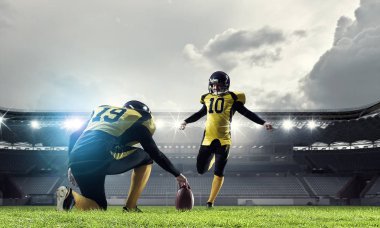 Amerikan futbol oyuncuları Arena. Karışık teknik