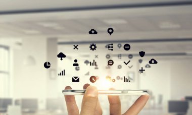 Onun cep telefonu ile ağ. Karışık teknik