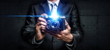 İşadamı alarak fotoğraf ile vintage fotoğraf makinesi. Karışık teknik