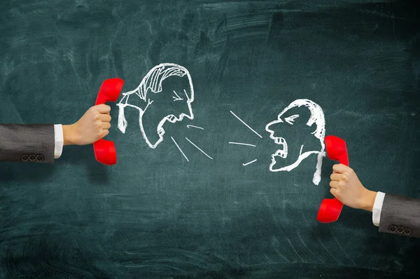 Alıcı elinde telefon. Karışık teknik