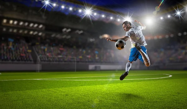 Jugador de fútbol en el estadio deportivo. Medios mixtos — Foto de Stock